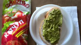 Бутерброд с авокадо, кетчупом и оливковым маслом