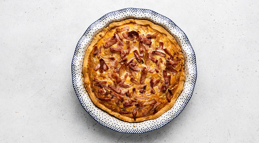 Французский луковый пирог с копченой грудинкой