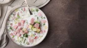 Полезна ли окрошка? Нутрициолог разобрала состав популярного холодного супа