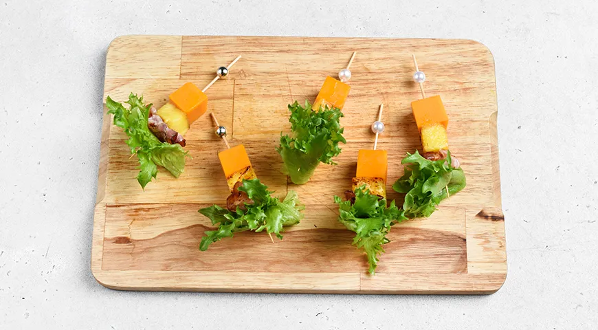 Новогоднее канапе с ананасом на шпажках