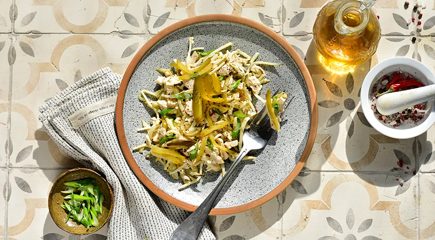 Салат с корнем сельдерея и курицей 