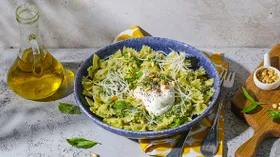 Паста с песто и взбитой рикоттой