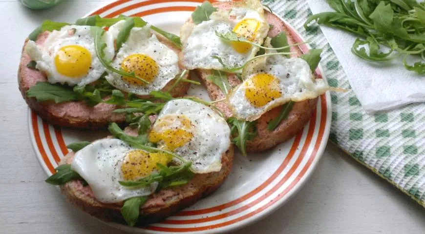 Тосты с икрой мойвы, руколой и перепелиными яйцами