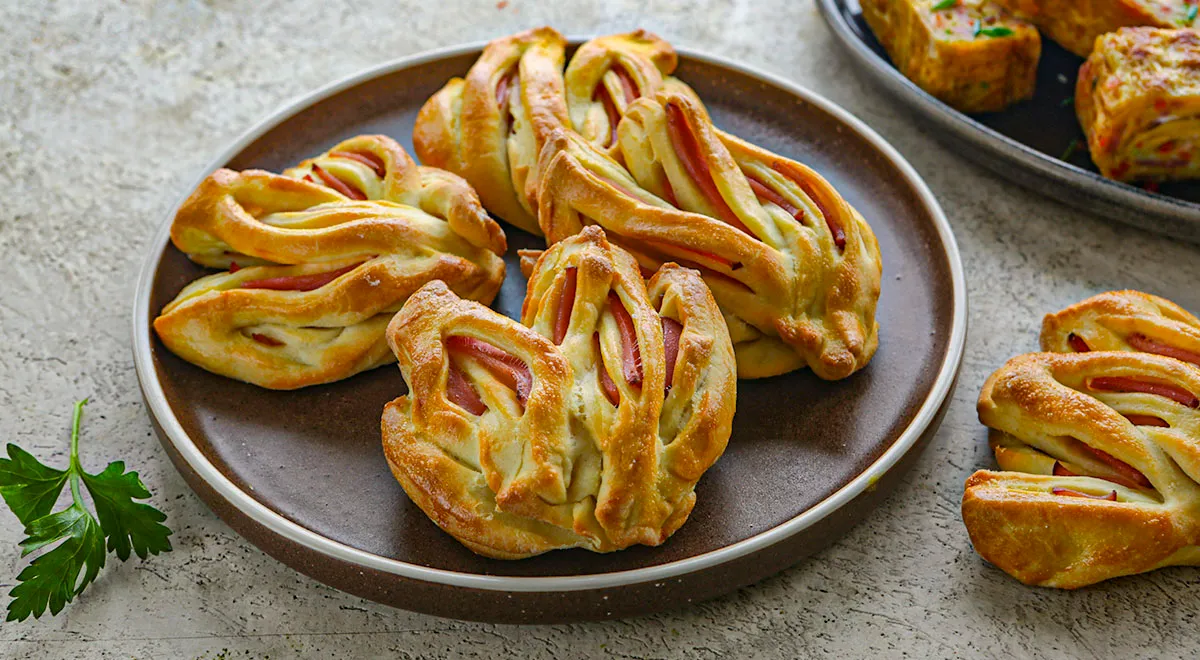 Булочки с колбасой «Тюльпаны»