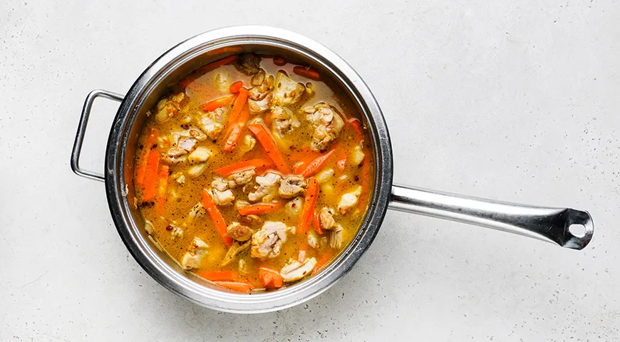 Рассыпчатый плов с курицей на сковороде