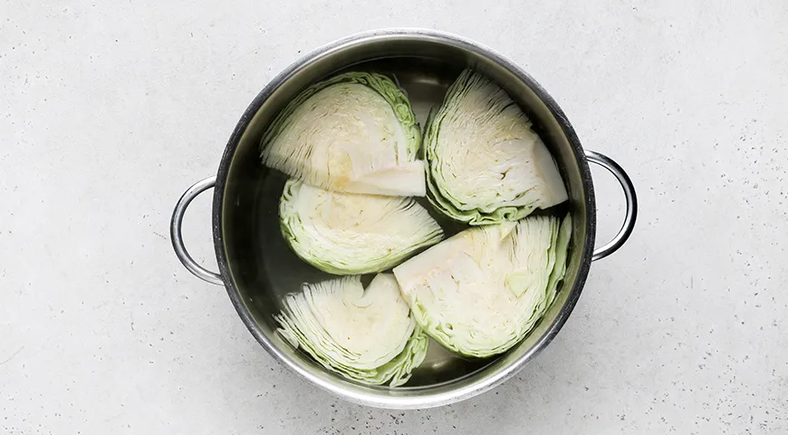 Молодая капуста, обжаренная в яйце