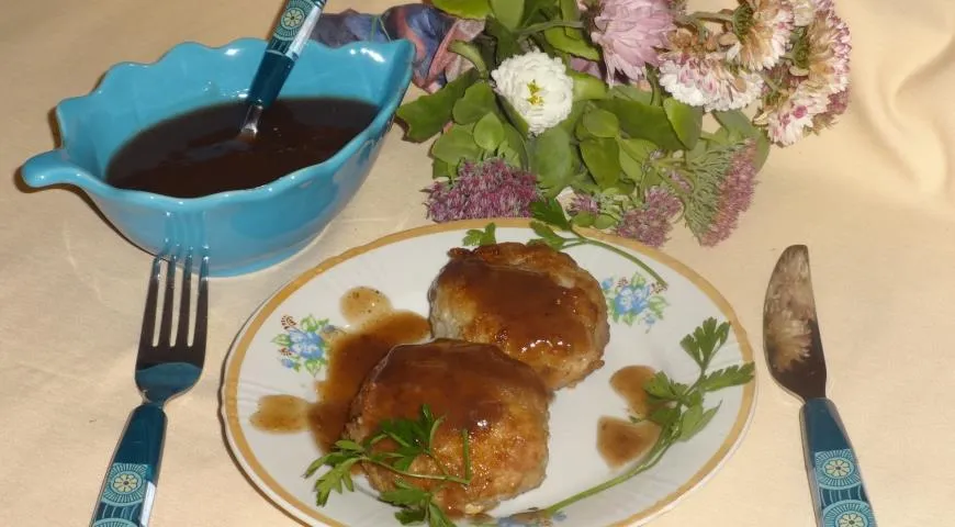 Биточки мясные с гранатовым соусом