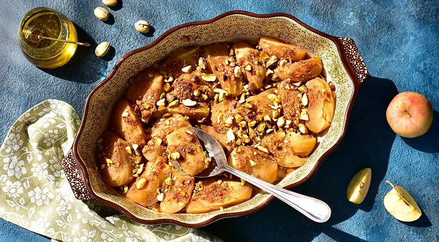 Яблоки, печенные с медом, фисташками и имбирем
