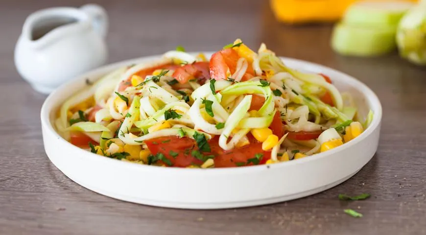 Салат из кабачков, нарезанных лапшой с помидорами, чесноком и кукурузой, рецепт см. здесь