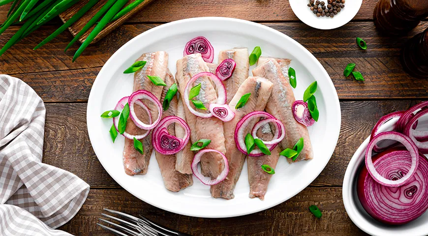 Рекомендуемая суточная норма потребления соленой сельди для взрослого составляет 50–70 г, не чаще 2 раз в неделю