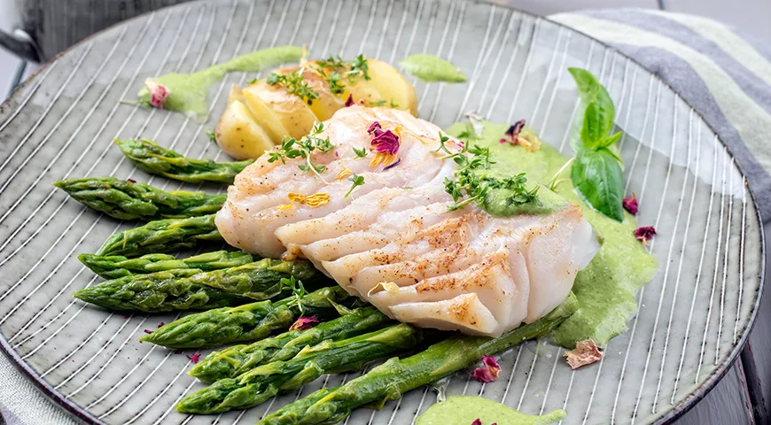 Филе сайды с зеленой спаржей