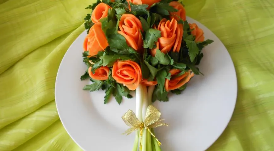 Подаем салат в виде букета с цветами из моркови