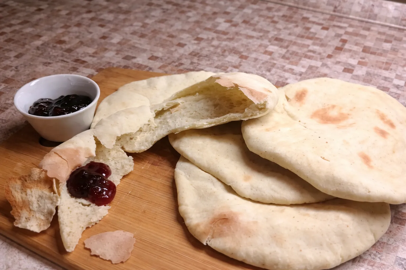 Лепешки с заатаром и ягодным джемом