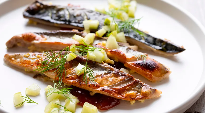 Макрель на гриле с чатни из крыжовника и маринованным огурцом