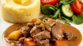 Рагу из кролика в белом вине с картофельным пюре