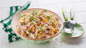 Салат с капустой, крабовыми палочками и колбасой