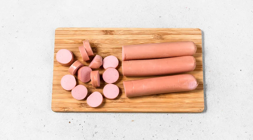 Суп с сосисками, вермишелью и плавленым сыром