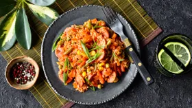 Рис с мексиканской смесью и сосисками на сковороде
