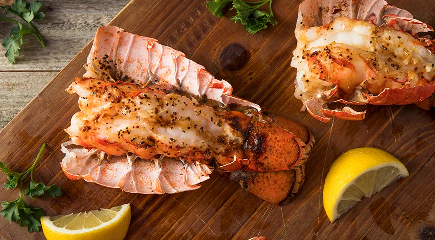 Запеченные хвосты лангуста с лимонно-сливочным соусом