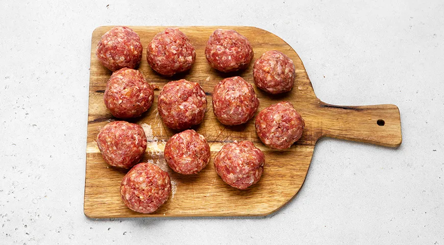 Гречка с фрикадельками на сковороде