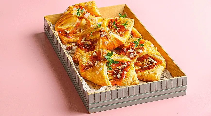 Слойки с яблоками и сыром