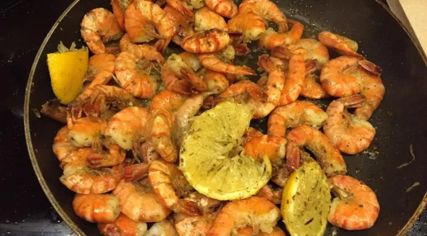 Креветки гамбас. Креветки вареные. Тигровые креветки на сковороде с чесноком. Гювеч с креветками. Креветки на сковороде быстро.