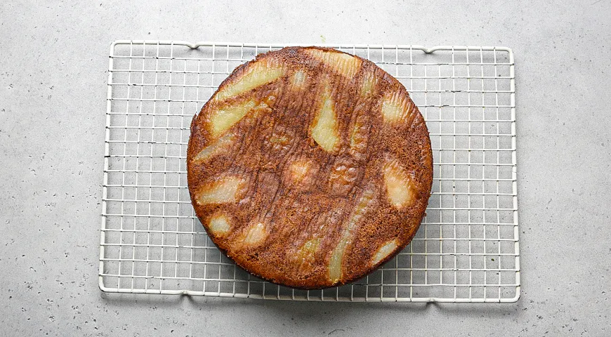 Шоколадная шарлотка с грушами