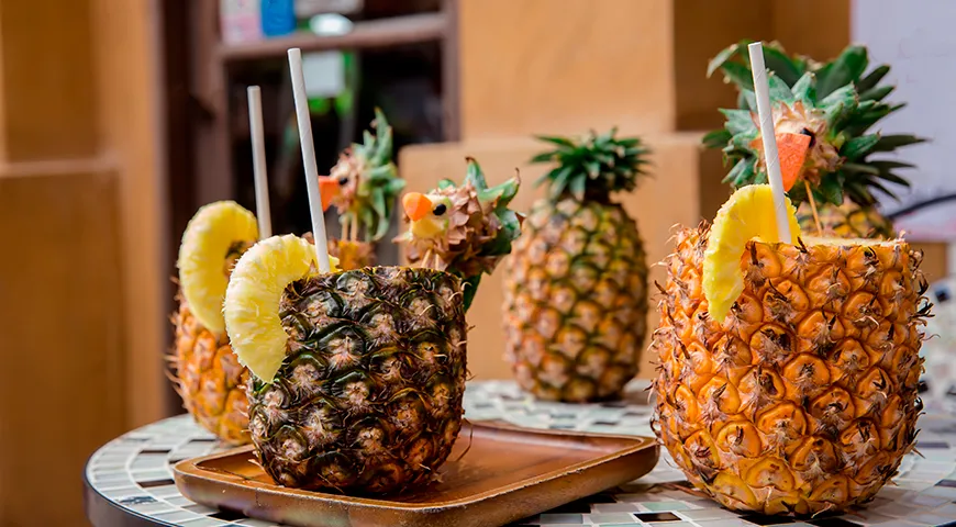 Идеальным украшением для коктейля послужит свежая мякоть самого фрукта-бокала