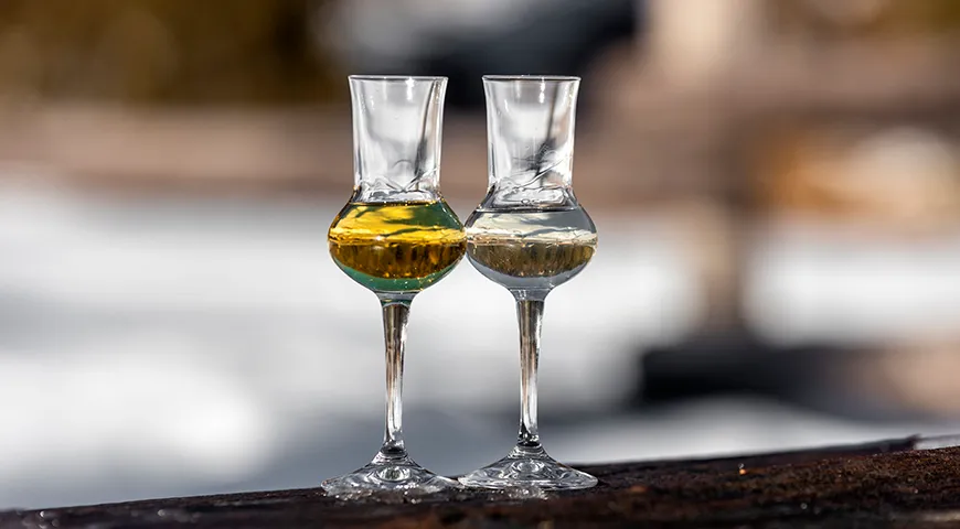 Молодая граппа всегда абсолютно прозрачная, выдержанные варианты могут иметь светло-золотистый или янтарный оттенок