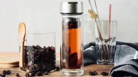 В каком термосе можно заваривать шиповник, и почему лучше не пить его на ночь