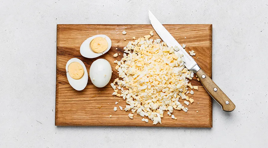 Салат с помидорами, сыром и яйцами