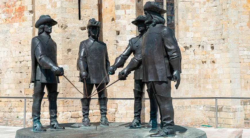 Собор Сен-Пьера возвышается над историческим центром города Кондом — самого сердца региона Арманьяк, где рождается знаменитый французский напиток