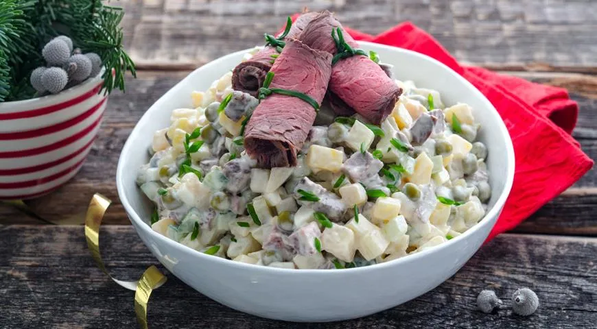 оливье с языком. салат оливье с курицей. оливье с мясом. салат оливье с говядиной. салат оливье с говядиной.