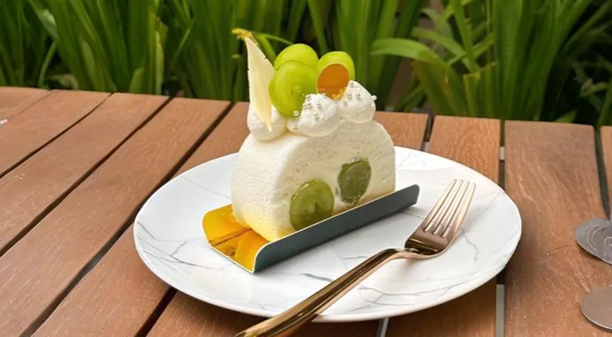 Бисквитный рулет с виноградом Шайн Мускат