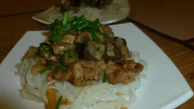 Свинина с баклажанами, рисовой лапшой и грибным соусом
