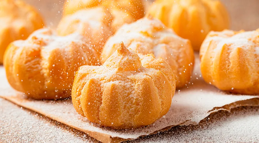 При приготовлении профитролей духовку обычно разогревают до 200 °C для создания хрупкой корочки