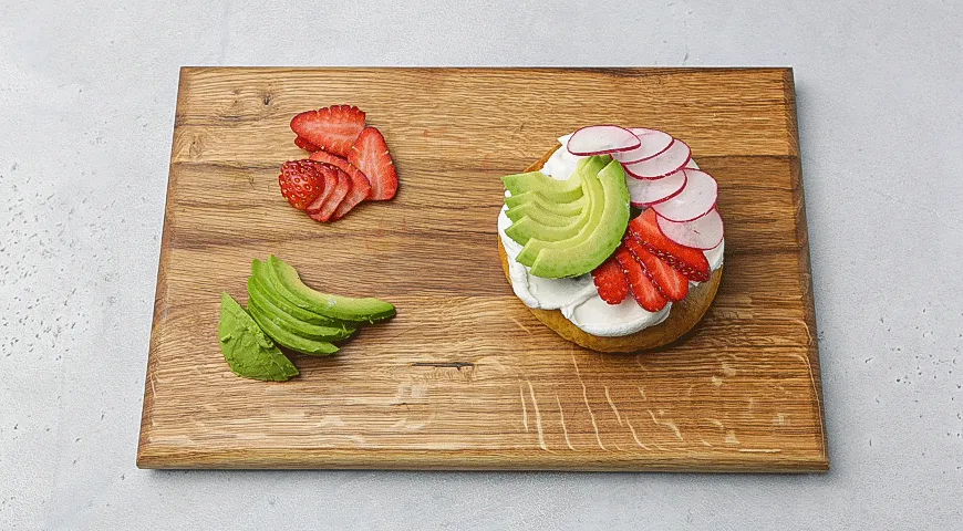 Бейгл с клубникой и авокадо