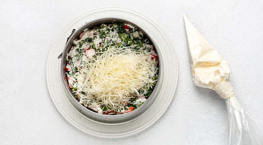 Слоеный крабовый салат с морковью по-корейски и сыром