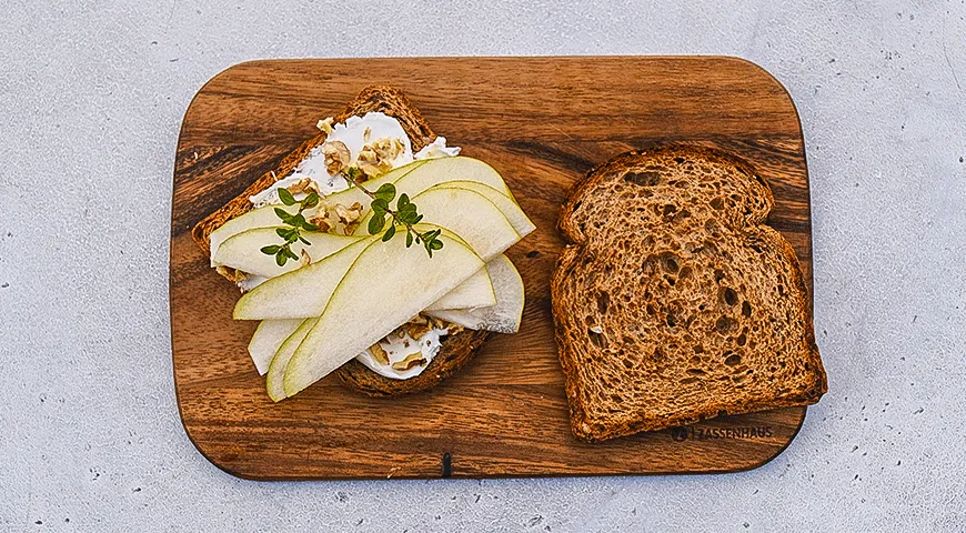 Сэндвич с грушами и грецкими орехами