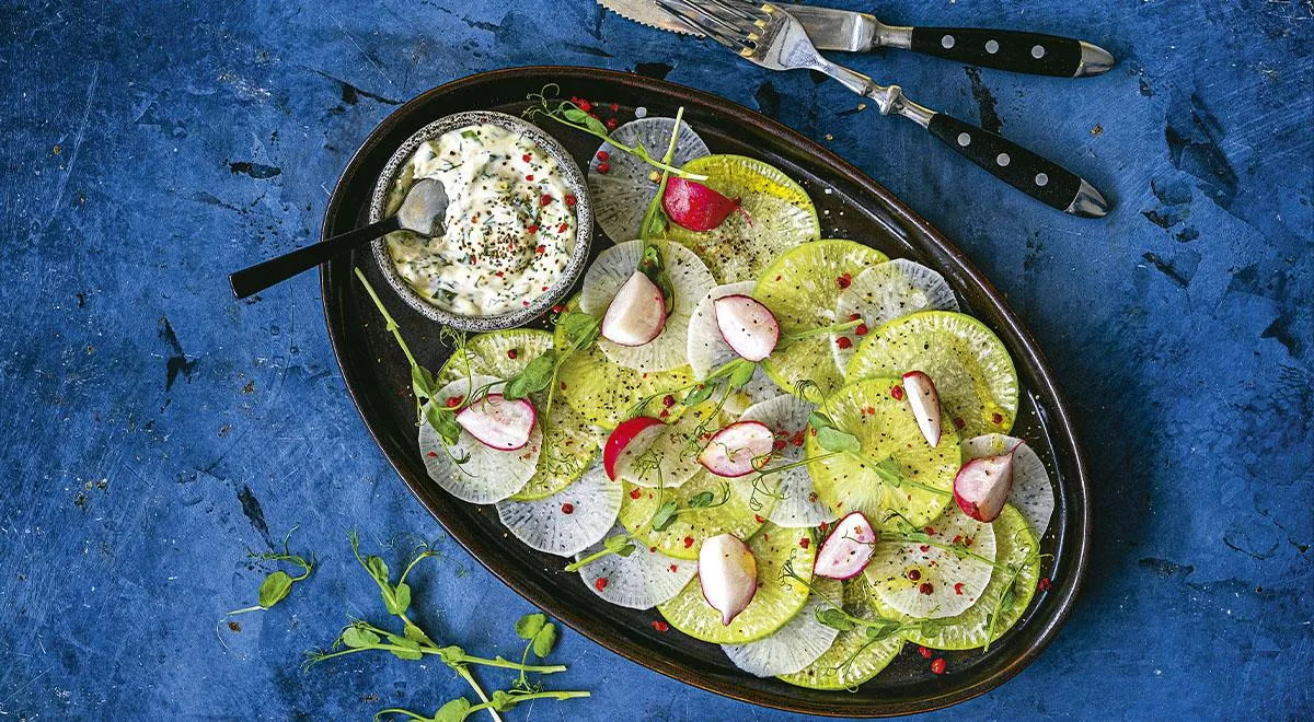 Рецепт салат из редиски, дайкона и редьки с сырным соусом (можно использовать зеленую редьку)