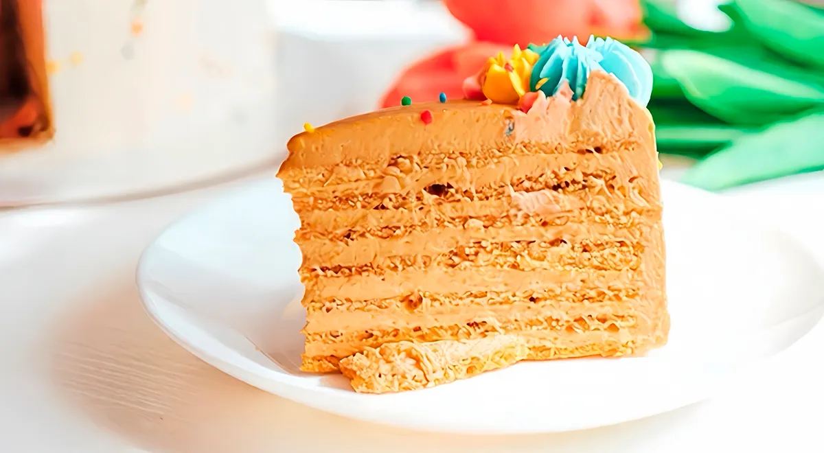 Торт «Молочная девочка» с вареной сгущенкой