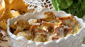 Лисички в шафрановом соусе