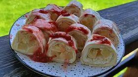 Сладкие роллы с бананом и ананасом в клубничном пюре