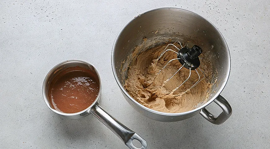 Шоколадная шарлотка со сливами