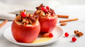 Вкусные яблоки в духовке: 10 простых десертов и советы по запеканию