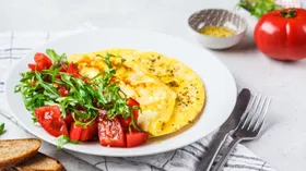 Нутрициолог объяснила разницу между омлетом и скрэмблом — техника приготовления, текстура, вкус