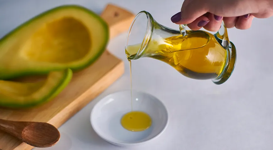 Масло авокадо делят на сыродавленное (живое, ароматное) и очищенное (рафинированное, без запаха)