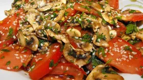 Теплый салат с помидорами, грибами и кунжутом