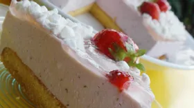 Торт Белые ночи с клубничным кремом-суфле