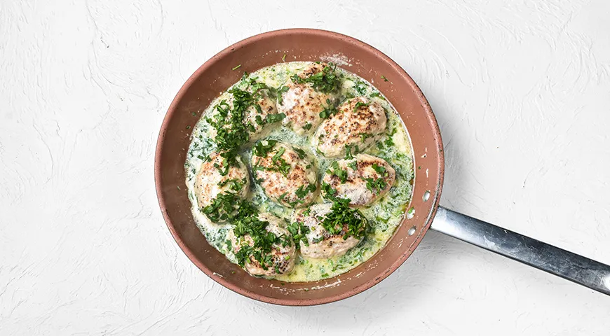 Куриные котлеты, тушенные в молоке